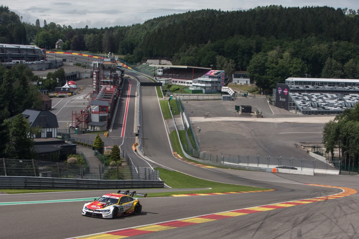 Samochód DTM od BMW na torze Spa