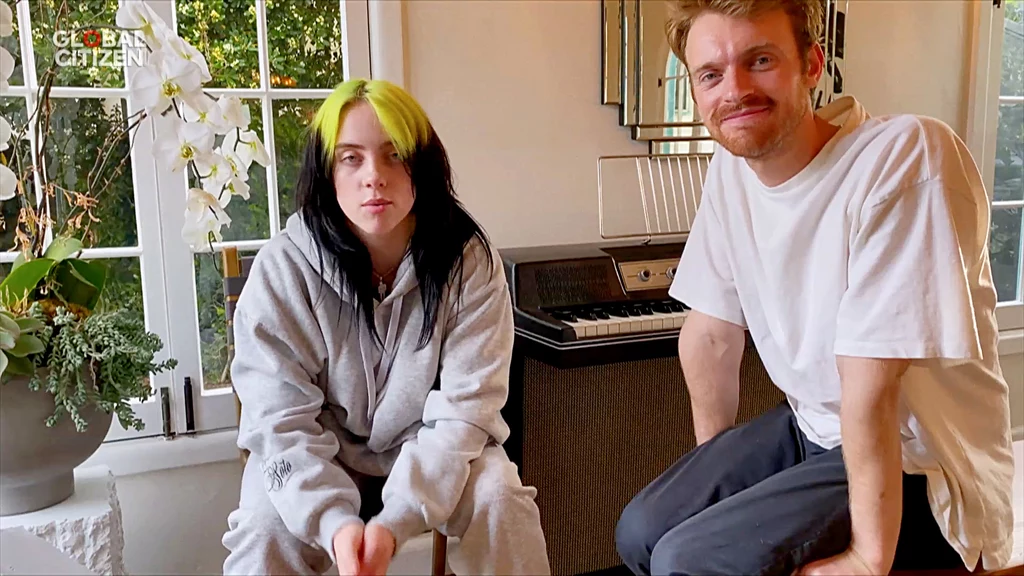 Billie Eilish z bratem Finneasem podczas lockdownu Billie Eilish z bratem Finneasem podczas lockdownu
