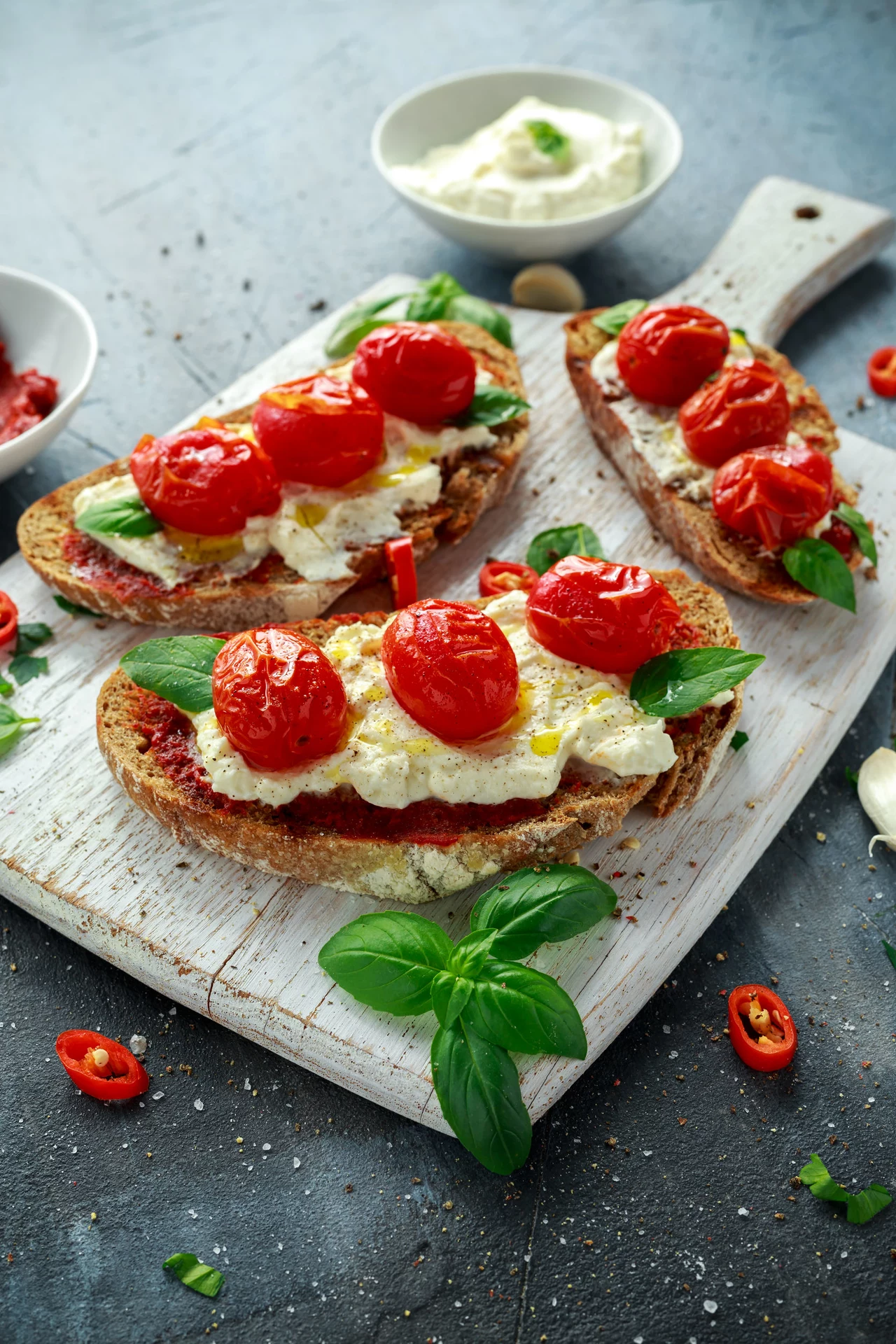 Bruschetta z mozzarellą i pastą z pomidorów