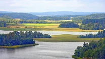 Kto jednak chciałby się tu osiedlić na stałe, powinien wiedzieć, że nie będzie łatwo. Chętnych na uzyskanie obywatelstwo czeka cały szereg obostrzeń. Muszą znać język szwedzki, mieć obywatelstwo fińskie i mieszkać na wyspach co najmniej pięć lat.