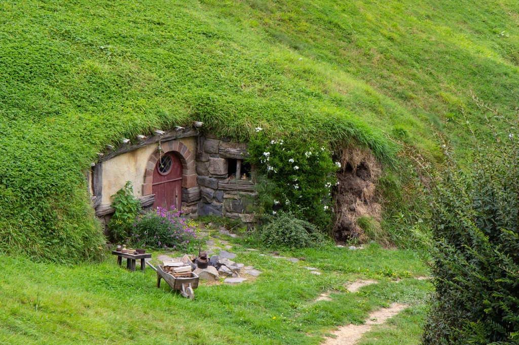 W 1998 sir Peter Jackson rozpoczął poszukiwania miejsca, które odpowiadałoby powieściowemu Shire, czyli śródziemia. Idealną lokalizacją okazała się owcza farma, na której nie ma niemal żadnych śladów cywilizacji. W 1998 sir Peter Jackson rozpoczął poszukiwania miejsca, które odpowiadałoby powieściowemu Shire, czyli śródziemia. Idealną lokalizacją okazała się owcza farma, na której nie ma niemal żadnych śladów cywilizacji.