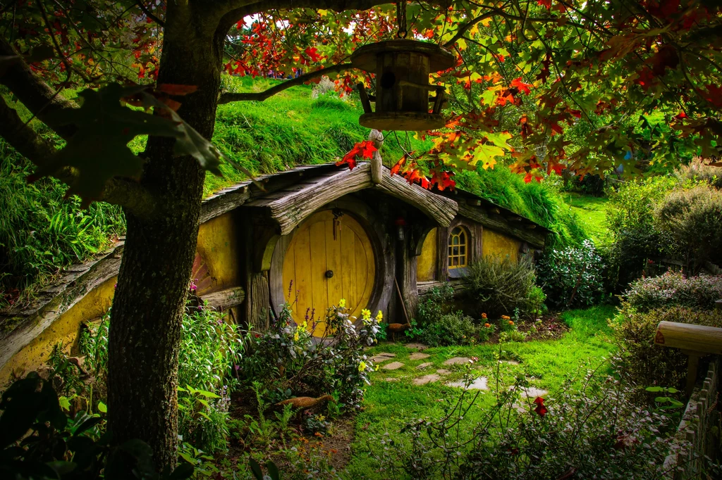 W 1999 roku wybudowano tu na potrzeby produkcji wioskę składającą się z 39 domków hobbitów. Prace przebiegały w ścisłej tajemnicy, a pomagała nawet nowozelandzka armia. W 1999 roku wybudowano tu na potrzeby produkcji wioskę składającą się z 39 domków hobbitów. Prace przebiegały w ścisłej tajemnicy, a pomagała nawet nowozelandzka armia.