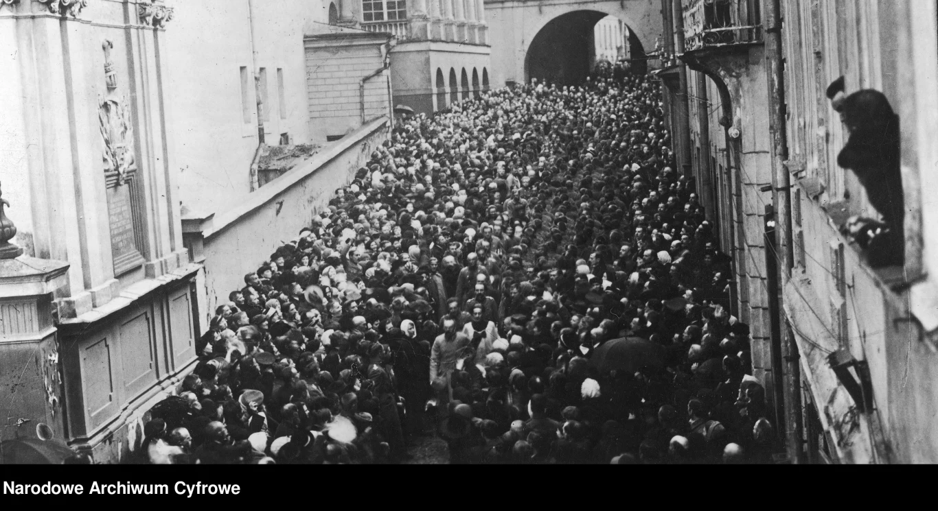 Rzesze wiernych pod Ostrą Bramą po wyzwoleniu Wilna w 1919 r. Na pierwszym planie w środku Józef Piłsudski