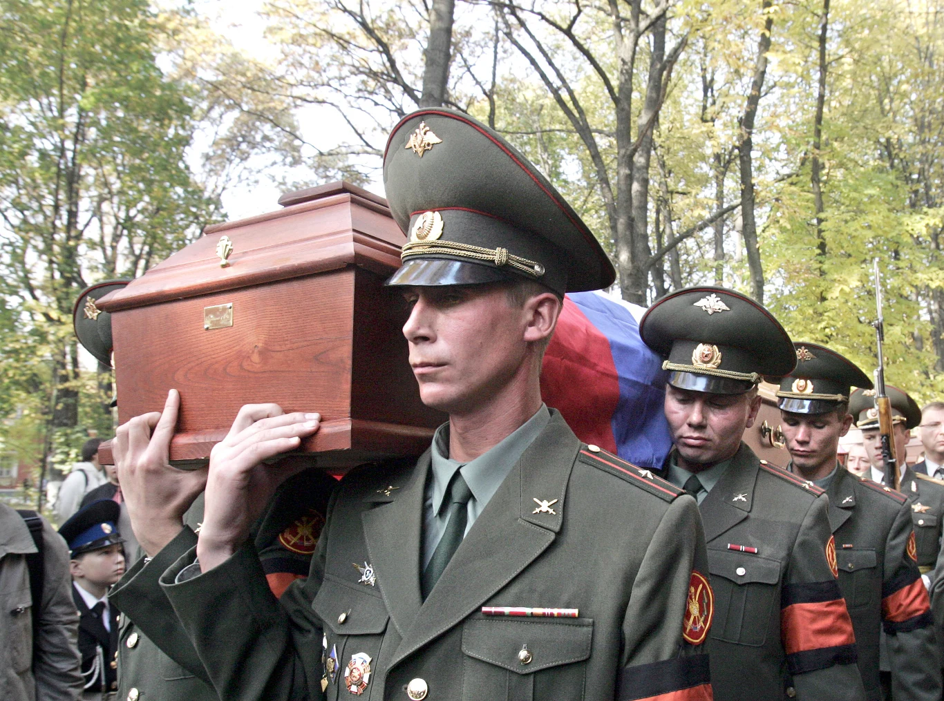 W 2005 roku odbyła się ponowna ceremonia pogrzebowa gen. Denikina. W geście pojednania narodowego jego szczątki zostały ponownie pochowane z pełnymi honorami