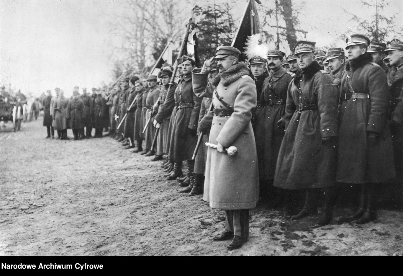 Marszałek Józef Piłsudski wraz z oficerami i żołnierzami Wojska Polskiego. Widoczni m.in.: gen. Edward Rydz-Śmigły (4. z prawej za marszałkiem) i ppłk Bolesław Wieniawa-Długoszowski (za gen. Rydzem-Śmigłym) Marszałek Józef Piłsudski wraz z oficerami i żołnierzami Wojska Polskiego. Widoczni m.in.: gen. Edward Rydz-Śmigły (4. z prawej za marszałkiem) i ppłk Bolesław Wieniawa-Długoszowski (za gen. Rydzem-Śmigłym)
