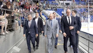 Były już szef ligi KHL Dmitrij Czernyszenko, a obok prezydent Rosji Władymir Putin