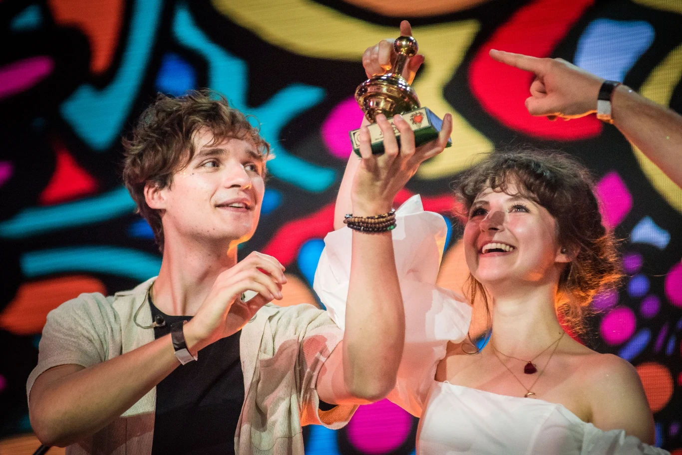 Na czele grupy Kwiat Jabłoni stoi rodzeństwo - Jacek i Kasia Sienkiewicz, syn i córka Kuby Sienkiewicza, lidera Elektrycznych Gitar Na czele grupy Kwiat Jabłoni stoi rodzeństwo - Jacek i Kasia Sienkiewicz, syn i córka Kuby Sienkiewicza, lidera Elektrycznych Gitar