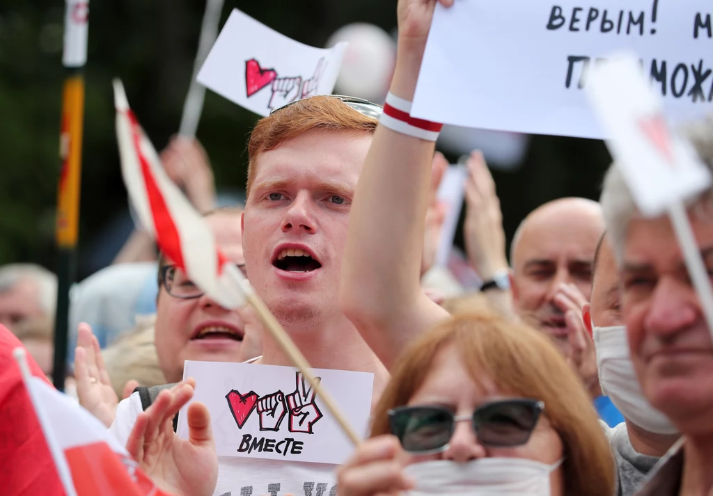 Na mityngach widać dużo ludzi z narodową symboliką – m.in. biało-czerwono-białymi historycznymi flagami białoruskimi, dotychczas kojarzonymi z opozycją, ale można spotkać także osoby z oficjalnymi czerwono-zielonymi flagami państwowymi. Na mityngach widać dużo ludzi z narodową symboliką – m.in. biało-czerwono-białymi historycznymi flagami białoruskimi, dotychczas kojarzonymi z opozycją, ale można spotkać także osoby z oficjalnymi czerwono-zielonymi flagami państwowymi.