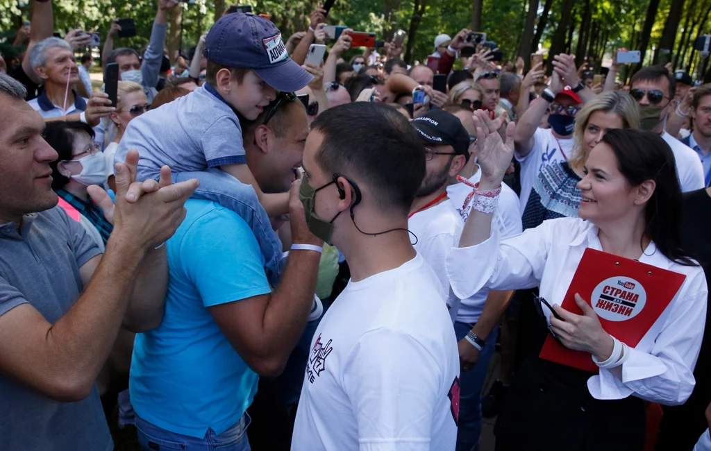Na spotkania z Cichanouską ludzie przychodzą całymi rodzinami. Na nagraniach i zdjęciach ze spotkań widać małe dzieci, dużo ludzi starszych. W pierwszych rzędach siedzą osoby niepełnosprawne. Na spotkania z Cichanouską ludzie przychodzą całymi rodzinami. Na nagraniach i zdjęciach ze spotkań widać małe dzieci, dużo ludzi starszych. W pierwszych rzędach siedzą osoby niepełnosprawne.
