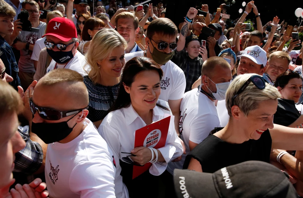 W Baranowiczach Cichanouska złożyła życzenia żołnierzom wojsk powietrznodesantowych, którzy 2 sierpnia obchodzą swoje święto i mówiła o tym, że społeczeństwo chce szanować swoją armię. W Brześciu mówiła o problemie zakładów akumulatorowym, przeciwko którym już od dwóch lat trwają protesty. Na zdjęciach: Wiec wyborczy Swiatłany Cichanouskiej w Baranowiczach W Baranowiczach Cichanouska złożyła życzenia żołnierzom wojsk powietrznodesantowych, którzy 2 sierpnia obchodzą swoje święto i mówiła o tym, że społeczeństwo chce szanować swoją armię. W Brześciu mówiła o problemie zakładów akumulatorowym, przeciwko którym już od dwóch lat trwają protesty. Na zdjęciach: Wiec wyborczy Swiatłany Cichanouskiej w Baranowiczach