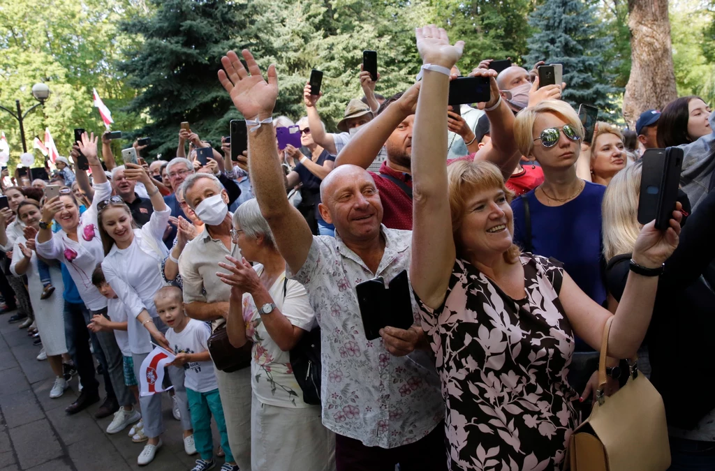 Na wiec w stolicy obwodu brzeskiego Cichanouska przyjechała spóźniona, ponieważ po drodze z Baranowicz jej samochód dwukrotnie kontrolowała drogówka. Jeszcze przed planowaną godziną rozpoczęcia spotkania w parku było ponad 2 tys. ludzi. W sumie zebrało się ich ponad 18 tys. – to dane aktywistów, którzy prowadzą monitoring przy wejściach. Na wiec w stolicy obwodu brzeskiego Cichanouska przyjechała spóźniona, ponieważ po drodze z Baranowicz jej samochód dwukrotnie kontrolowała drogówka. Jeszcze przed planowaną godziną rozpoczęcia spotkania w parku było ponad 2 tys. ludzi. W sumie zebrało się ich ponad 18 tys. – to dane aktywistów, którzy prowadzą monitoring przy wejściach.