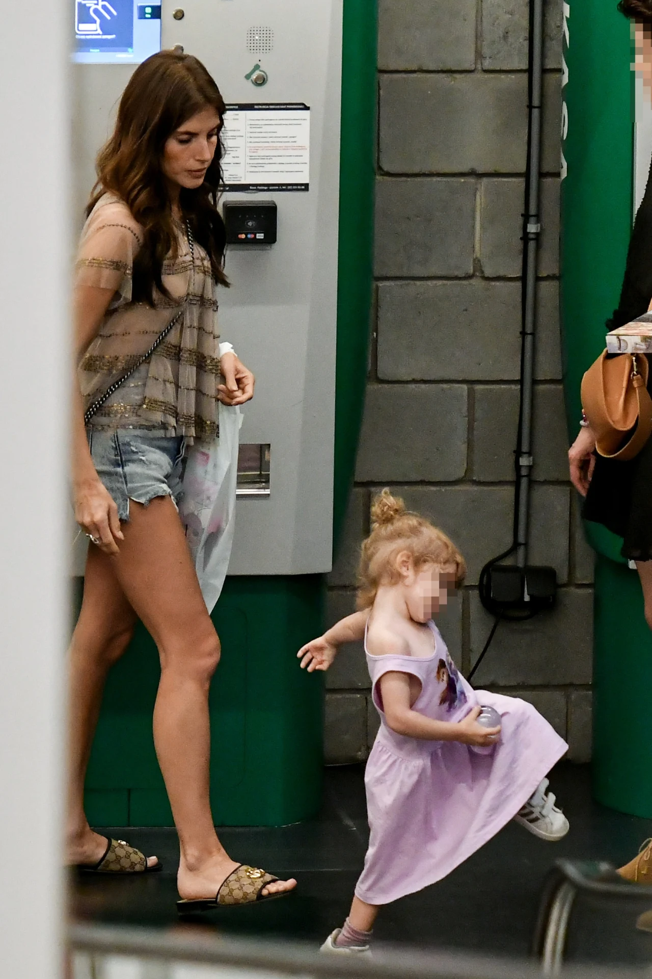 Weronika Rosati na zakupach z córeczką Elizabeth Weronika Rosati na zakupach z córeczką Elizabeth