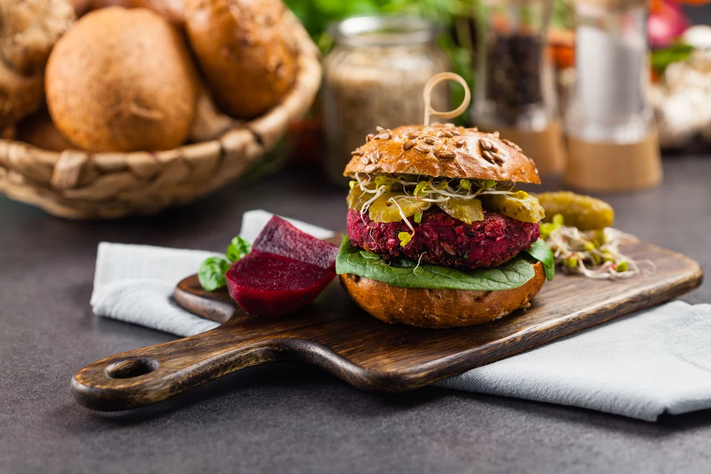 Burger z buraka z szybkimi letnimi piklami Burger z buraka z szybkimi letnimi piklami