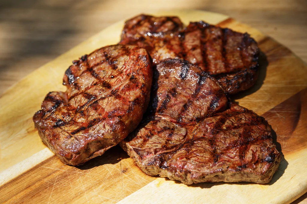 By mięso z grilla pozostało soczyste, nie należy zbyt często go przewracać i przesuwać 