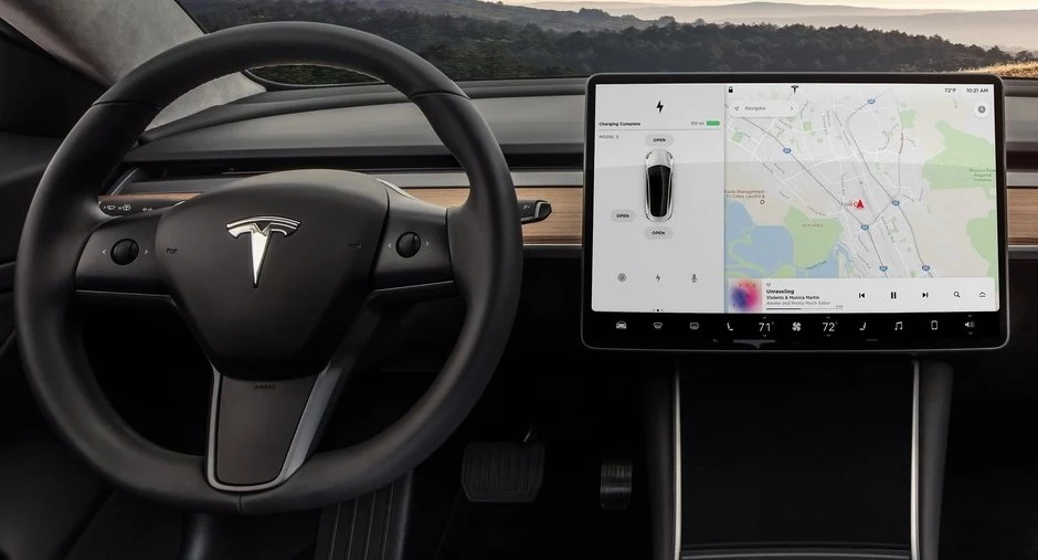 Tesla Model 3 w ramach oszczędności właściwie pozbawiona jest fizycznych przycisków