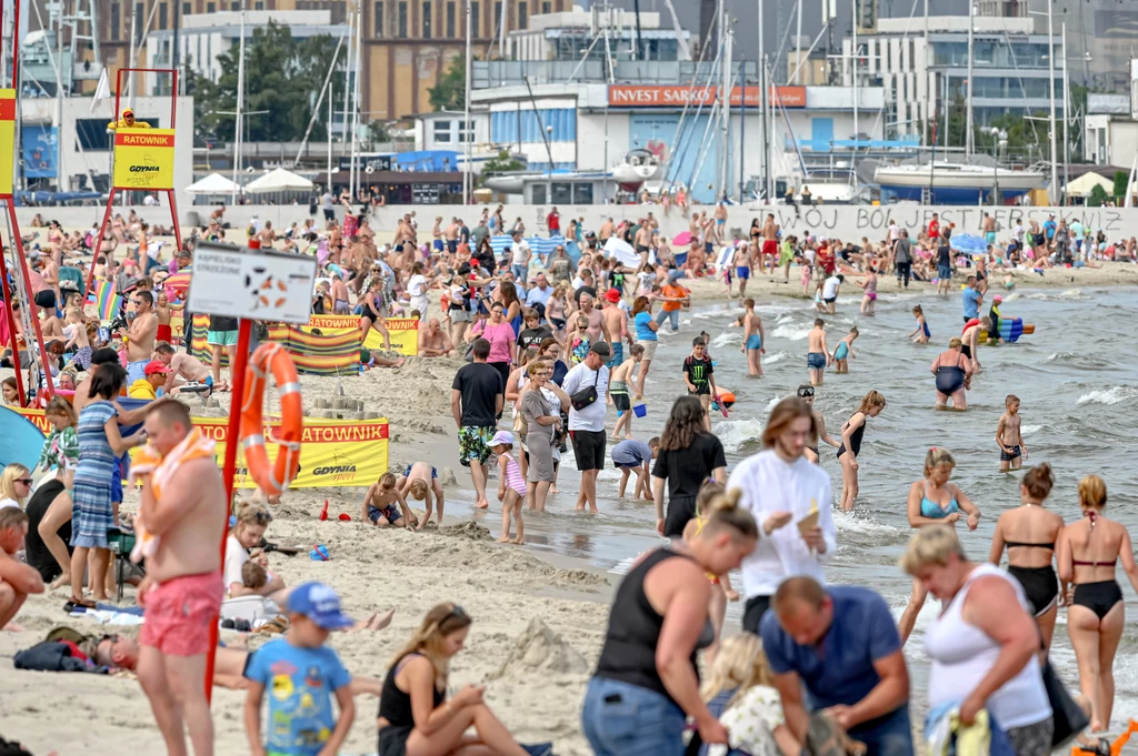 Gdynia, tak jak Gdańsk i Sopot, każdego lata jest tłumnie odwiedzana przez spragnionych wypoczynku nad Bałtykiem. Gdynia, tak jak Gdańsk i Sopot, każdego lata jest tłumnie odwiedzana przez spragnionych wypoczynku nad Bałtykiem.