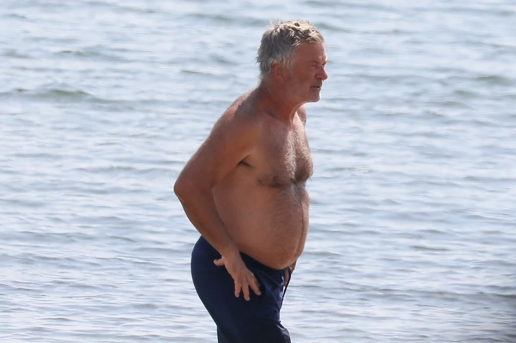 Małżonkowie zabrali ostatnio swoje ukochane pociechy na plażę, aby odpocząć i spędzić miło rodzinne chwile. Carmen, Rafael, Leonardo i Romeo bawili się radośnie na plaży, podczas gdy ich rodzice spacerowali wzdłuż linii brzegowej, łapiąc promienie słońca. Małżonkowie zabrali ostatnio swoje ukochane pociechy na plażę, aby odpocząć i spędzić miło rodzinne chwile. Carmen, Rafael, Leonardo i Romeo bawili się radośnie na plaży, podczas gdy ich rodzice spacerowali wzdłuż linii brzegowej, łapiąc promienie słońca.
