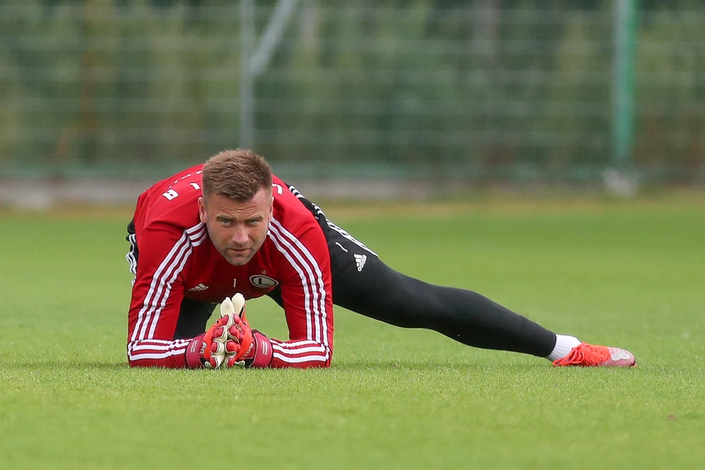 Artur Boruc po 15 latach wrócił do Legii Warszawa. Były reprezentant Polski w sobotę podpisał kontrakt z mistrzem Polski, a w poniedziałek trenował już z drużyną Legii. Artur Boruc po 15 latach wrócił do Legii Warszawa. Były reprezentant Polski w sobotę podpisał kontrakt z mistrzem Polski, a w poniedziałek trenował już z drużyną Legii.
