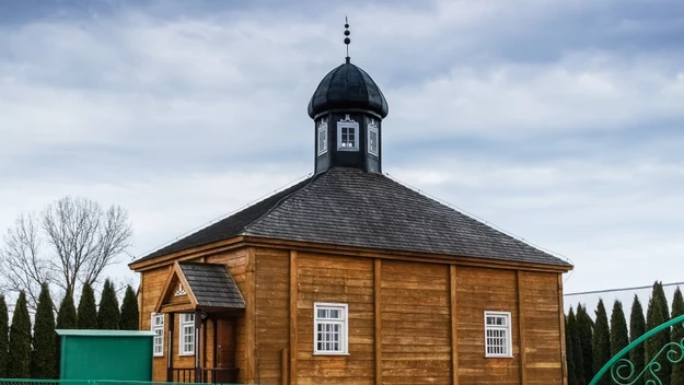 Meczet w Bohonikach

Swoje sanktuarium mają też mieszkający w Polsce od wieków Tatarzy. Opiekują się meczetem w Bohonikach koło Sokółki. Mile widziani są tu nie tylko pielgrzymujący pod koniec Ramadanu muzułmanie. Gospodarze chętnie opowiadają gościom historię polskich Tatarów. A w Domu Pielgrzyma obok skosztujecie tradycyjnej tatarskiej kuchni.

Źródło: Tele tydzień