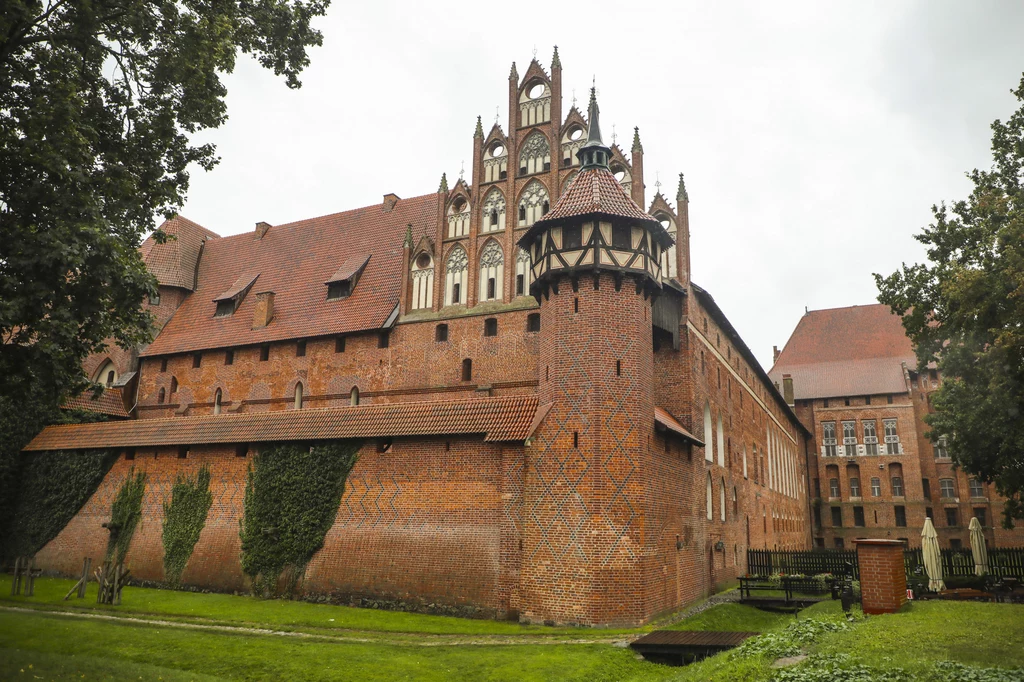 Zamek w Malborku (województwo pomorskie). Jeden z najładniejszych takich obiektów średniowiecznej Europy. Znajduje się na liście UNESCO. Zamek w Malborku (województwo pomorskie). Jeden z najładniejszych takich obiektów średniowiecznej Europy. Znajduje się na liście UNESCO.