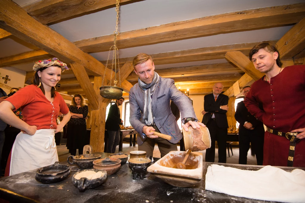 Żywe Muzeum Piernika (województwo kujawsko-pomorskie). Skoro Toruń, to obowiązkowo pierniki. Dzięki oryginalnemu muzeum, które powstało w 2006 roku, można zobaczyć, jak wygląda wypiek tych słodkości, a nawet samemu je przygotować. W muzeum jest też zabytkowy piec. Żywe Muzeum Piernika (województwo kujawsko-pomorskie). Skoro Toruń, to obowiązkowo pierniki. Dzięki oryginalnemu muzeum, które powstało w 2006 roku, można zobaczyć, jak wygląda wypiek tych słodkości, a nawet samemu je przygotować. W muzeum jest też zabytkowy piec.