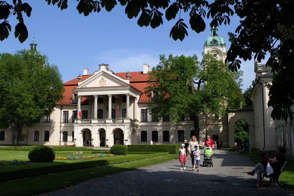 Muzeum Zamoyskich w Kozłówce (województwo lubelskie). Pięknie zachowany zespół pałacowy. Kiedyś był siedzibą rodów Bielińskich i Zamoyskich, teraz znajduje się w nim muzeum. Muzeum Zamoyskich w Kozłówce (województwo lubelskie). Pięknie zachowany zespół pałacowy. Kiedyś był siedzibą rodów Bielińskich i Zamoyskich, teraz znajduje się w nim muzeum.
