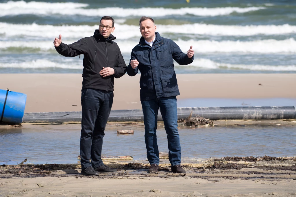 Prezydent Duda i premier Morawiecki podczas niedawnej wizyty na terenie przekopu Mierzei Wiślanej