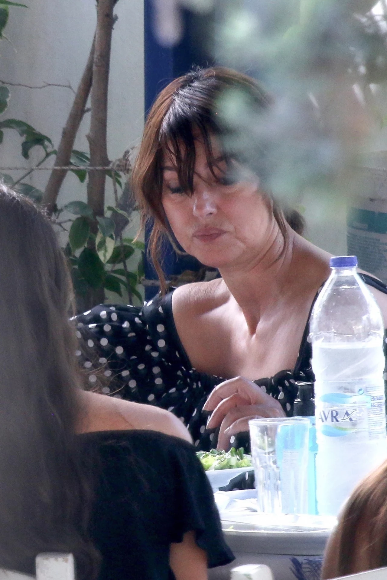 Niedawno Monica Bellucci postanowiła odpocząć od planów filmowych na wakacjach. Aktorka została przyłapana przez fotoreporterów na wyspie Paros. Tym razem gwiazda postawiła na naturalność. Nie przejmowała się fryzurą i makijażem. Niedawno Monica Bellucci postanowiła odpocząć od planów filmowych na wakacjach. Aktorka została przyłapana przez fotoreporterów na wyspie Paros. Tym razem gwiazda postawiła na naturalność. Nie przejmowała się fryzurą i makijażem.