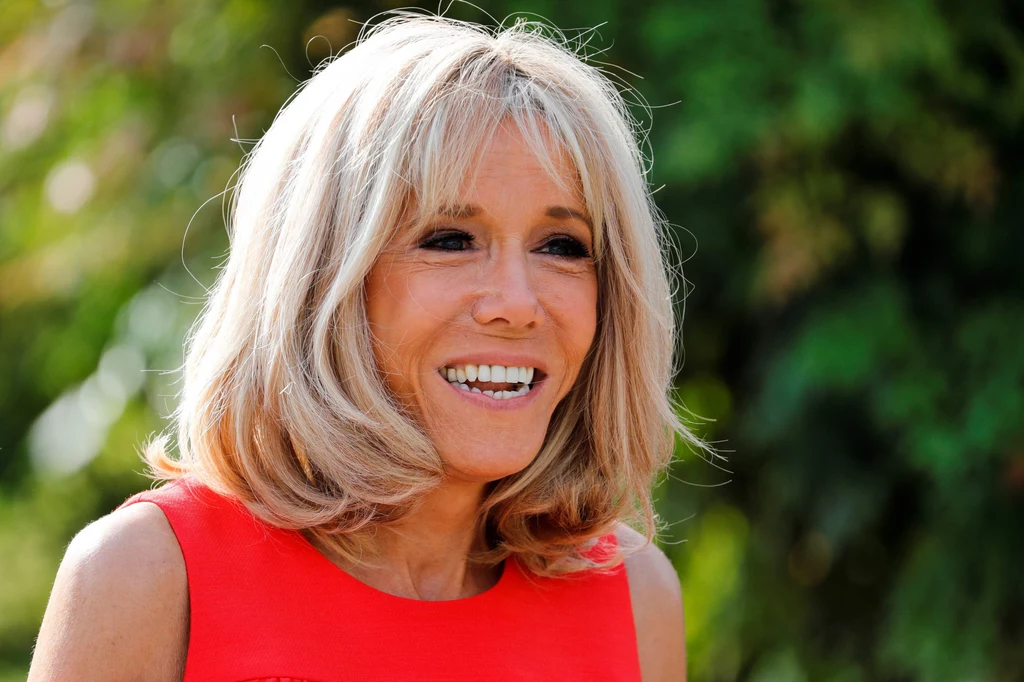 Brigitte Macron urodziła się 13 kwietnia 1953 roku. Jest więc spod znaku Barana, a takie kobiety wiedzą jak osiągnąć sukces i współpracując, pomóc w tym również swoim bliskim. Są nieugięte, otwarte i ambitne, a to charakteryzuje również żonę prezydenta Francji. Zodiakalne Barany nie boją się mówić otwarcie, co myślą na dany temat , chociaż potrafią przy tym zachować umiar. Dla swoich małżonków są prawdziwym skarbem i tak jest zapewne również w tym przypadku. Nie dla nich jest związek, w którym nie mają nic do powiedzenia. Chociaż wielu dziwi się, dlaczego Emmanuel Macron wybrał sobie starszą małżonkę, z astrologicznego punktu widzenia nie ma w tym nic dziwnego. Ich horoskopy są ze sobą kompatybilne. Brigitte Macron urodziła się 13 kwietnia 1953 roku. Jest więc spod znaku Barana, a takie kobiety wiedzą jak osiągnąć sukces i współpracując, pomóc w tym również swoim bliskim. Są nieugięte, otwarte i ambitne, a to charakteryzuje również żonę prezydenta Francji. Zodiakalne Barany nie boją się mówić otwarcie, co myślą na dany temat , chociaż potrafią przy tym zachować umiar. Dla swoich małżonków są prawdziwym skarbem i tak jest zapewne również w tym przypadku. Nie dla nich jest związek, w którym nie mają nic do powiedzenia. Chociaż wielu dziwi się, dlaczego Emmanuel Macron wybrał sobie starszą małżonkę, z astrologicznego punktu widzenia nie ma w tym nic dziwnego. Ich horoskopy są ze sobą kompatybilne.