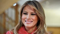 Melania Trump przyszła na świat 26 kwietnia 1970 roku, a więc jest spod znaku Byka, którego cechuje zmysłowość i dążenie do perfekcji. To właśnie dlatego, nie sposób jest oderwać od niej wzroku, bo zawsze wygląda i zachowuje się nienagannie. 

Popularność dostała w prezencie od gwiazd, ale potrafi być też powściągliwa oraz zdyscyplinowana, dzięki czemu doskonale uzupełnia swojego partnera spod znaku Bliźniąt, który lubi być w centrum uwagi. Można powiedzieć, że są dla siebie idealnie stworzeni, chociaż w ich związku na pewno nie brakuje trudnych momentów, bo ich temperamenty różnią się od siebie. 

W każdym razie kobieta spod znaku Byka powinna wpływać uspokajająco na mężczyznę spod znaku Blizniąt, a takim jest Donald Trump. 