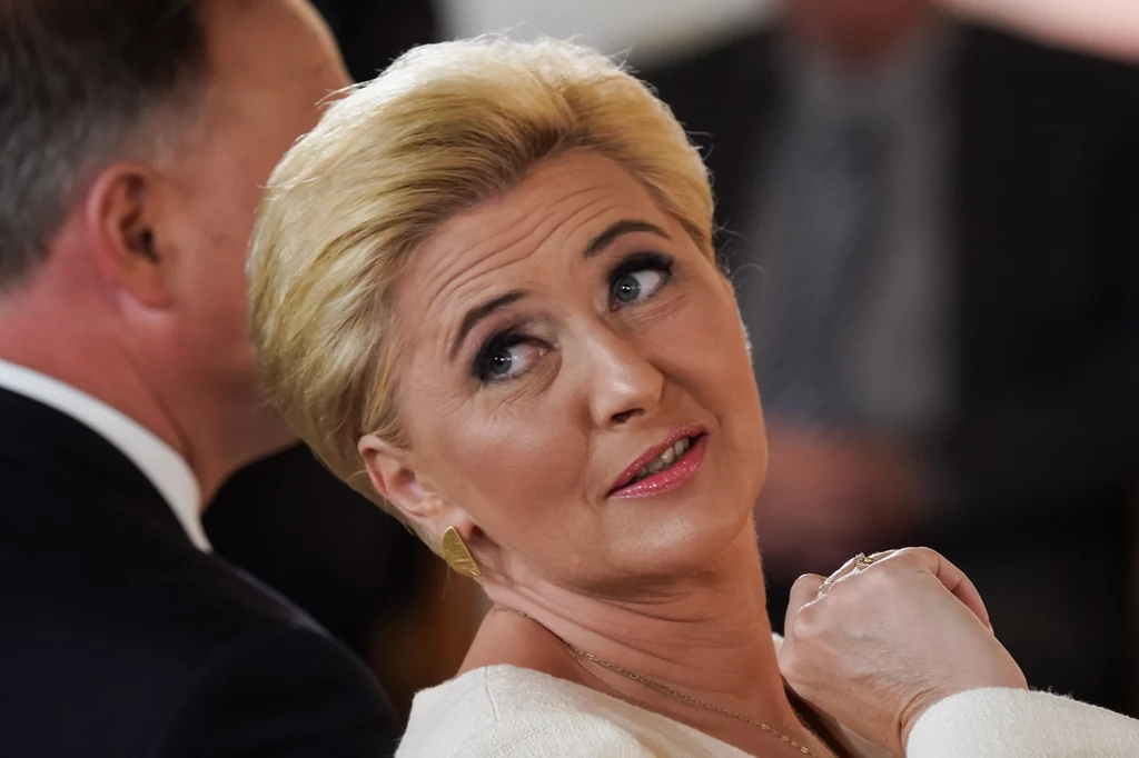 Spod znaku Barana jest również żona obecnego prezydenta Polski, Agata Kornhauser-Duda. Pierwsza dama RP urodziła się 2 kwietnia 1972 roku. Chociaż na pierwszy rzut oka wydawać się może, że pozostaje w cieniu męża, są to jedynie pozory. Mars jest u niej w koniunkcji z Saturnem, a więc potrafi się kontrolować, co zapewne jest jedną z przyczyn jej powściągliwości. W życiu prywatnym Agata Kornhauser-Duda na pewno stawia na swoim. Ciekawe, co się dzieje w Pałacu Prezydenckim, kiedy coś nie idzie po jej myśli. Spod znaku Barana jest również żona obecnego prezydenta Polski, Agata Kornhauser-Duda. Pierwsza dama RP urodziła się 2 kwietnia 1972 roku. Chociaż na pierwszy rzut oka wydawać się może, że pozostaje w cieniu męża, są to jedynie pozory. Mars jest u niej w koniunkcji z Saturnem, a więc potrafi się kontrolować, co zapewne jest jedną z przyczyn jej powściągliwości. W życiu prywatnym Agata Kornhauser-Duda na pewno stawia na swoim. Ciekawe, co się dzieje w Pałacu Prezydenckim, kiedy coś nie idzie po jej myśli.