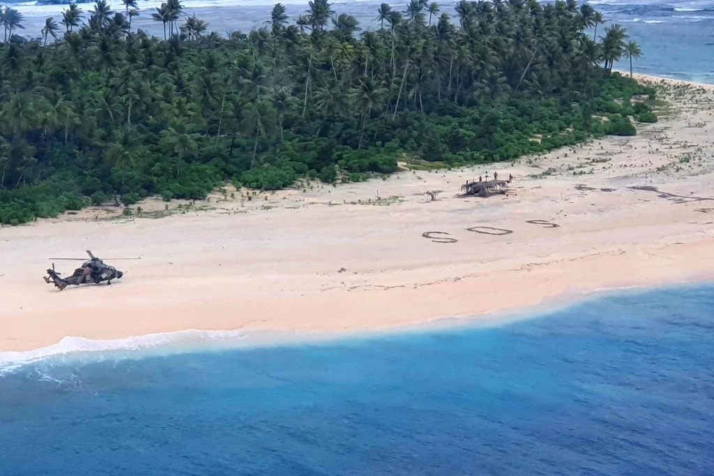 Napis "SOS" wykonany przez rozbitków na plaży