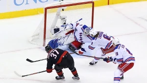 Andriej Swiecznikow strzela gola w meczu z New York Rangers