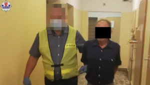 Włamywacz przed policjantami ukrył się na strychu i zawinął w dywan