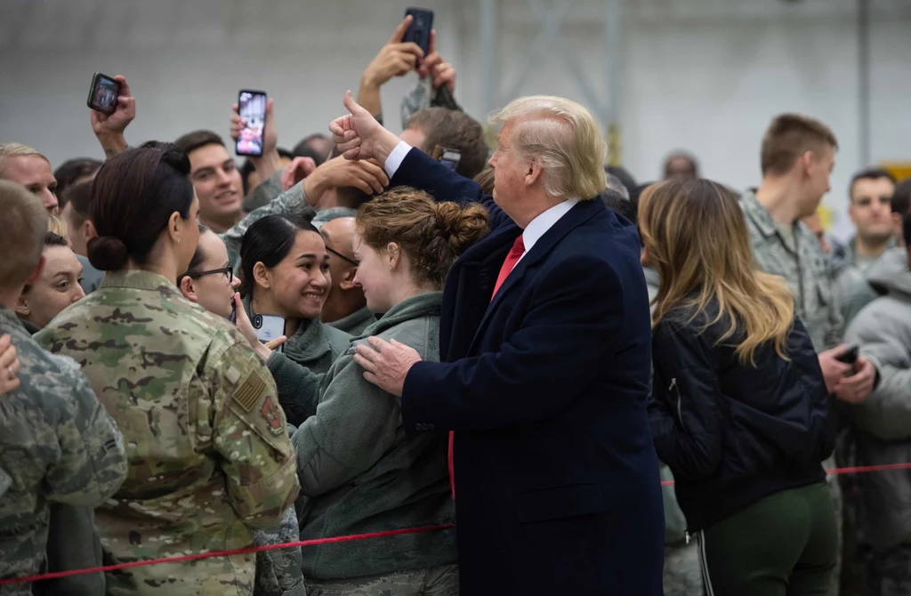 Donald Trump z żoną w odwiedzinach u amerykańskich żołnierzy w bazie Ramstein w Niemczech. Donald Trump z żoną w odwiedzinach u amerykańskich żołnierzy w bazie Ramstein w Niemczech.