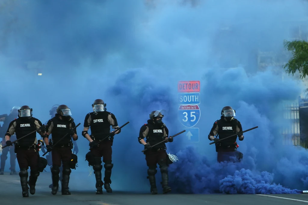 Policja w czasie protestu po śmierci George'a Floyd'a w Minneapolis Policja w czasie protestu po śmierci George'a Floyd'a w Minneapolis