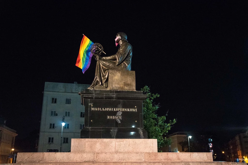 Warszawski pomnik Mikołaja Kopernika z tęczową flagą, którą zatknęli aktywiści. Warszawski pomnik Mikołaja Kopernika z tęczową flagą, którą zatknęli aktywiści.