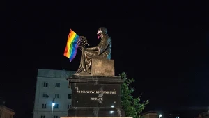 Warszawski pomnik Mikołaja Kopernika z tęczową flagą, którą zatknęli aktywiści. 