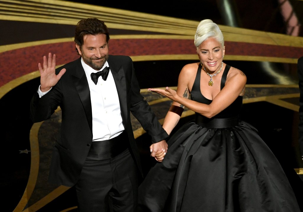 Oryginalnie utwór "Shallow" wykonali Lady Gaga i Bradley Cooper