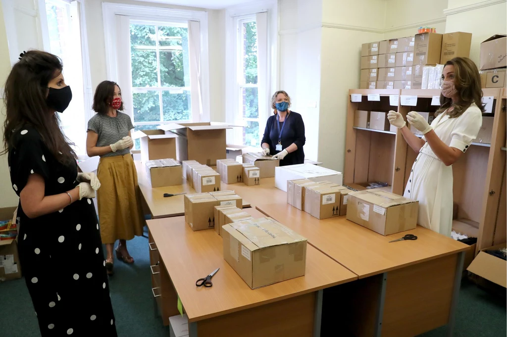 „Podczas ostatnich miesięcy miałam przyjemność rozmawiać z rodzinami, które wspierane są przez podobne fundacje. Byłam bardzo poruszona ich historiami” – wspomina Kate. Księżna podkreśliła w swoim podsumowującym przemówieniu rolę, jaką pełnią takie instytucje w życiu poszkodowanych rodzin. „Możliwość zwrócenia się do kogoś o pomoc jest bardzo ważna. Pracownicy fundacji dokładają wszelkich sił, aby zapewnić podopiecznym godne życie i zaspokoić podstawowe potrzeby tych rodzin” – dodała. „Podczas ostatnich miesięcy miałam przyjemność rozmawiać z rodzinami, które wspierane są przez podobne fundacje. Byłam bardzo poruszona ich historiami” – wspomina Kate. Księżna podkreśliła w swoim podsumowującym przemówieniu rolę, jaką pełnią takie instytucje w życiu poszkodowanych rodzin. „Możliwość zwrócenia się do kogoś o pomoc jest bardzo ważna. Pracownicy fundacji dokładają wszelkich sił, aby zapewnić podopiecznym godne życie i zaspokoić podstawowe potrzeby tych rodzin” – dodała.