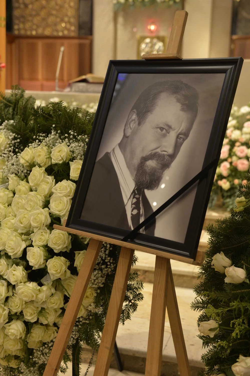 Bernard Ładysz występował też w filmach, m.in. w "Ziemi obiecanej" Andrzeja Wajdy i "Znachorze" w reżyserii Jerzego Hoffamna. Bernard Ładysz występował też w filmach, m.in. w "Ziemi obiecanej" Andrzeja Wajdy i "Znachorze" w reżyserii Jerzego Hoffamna.