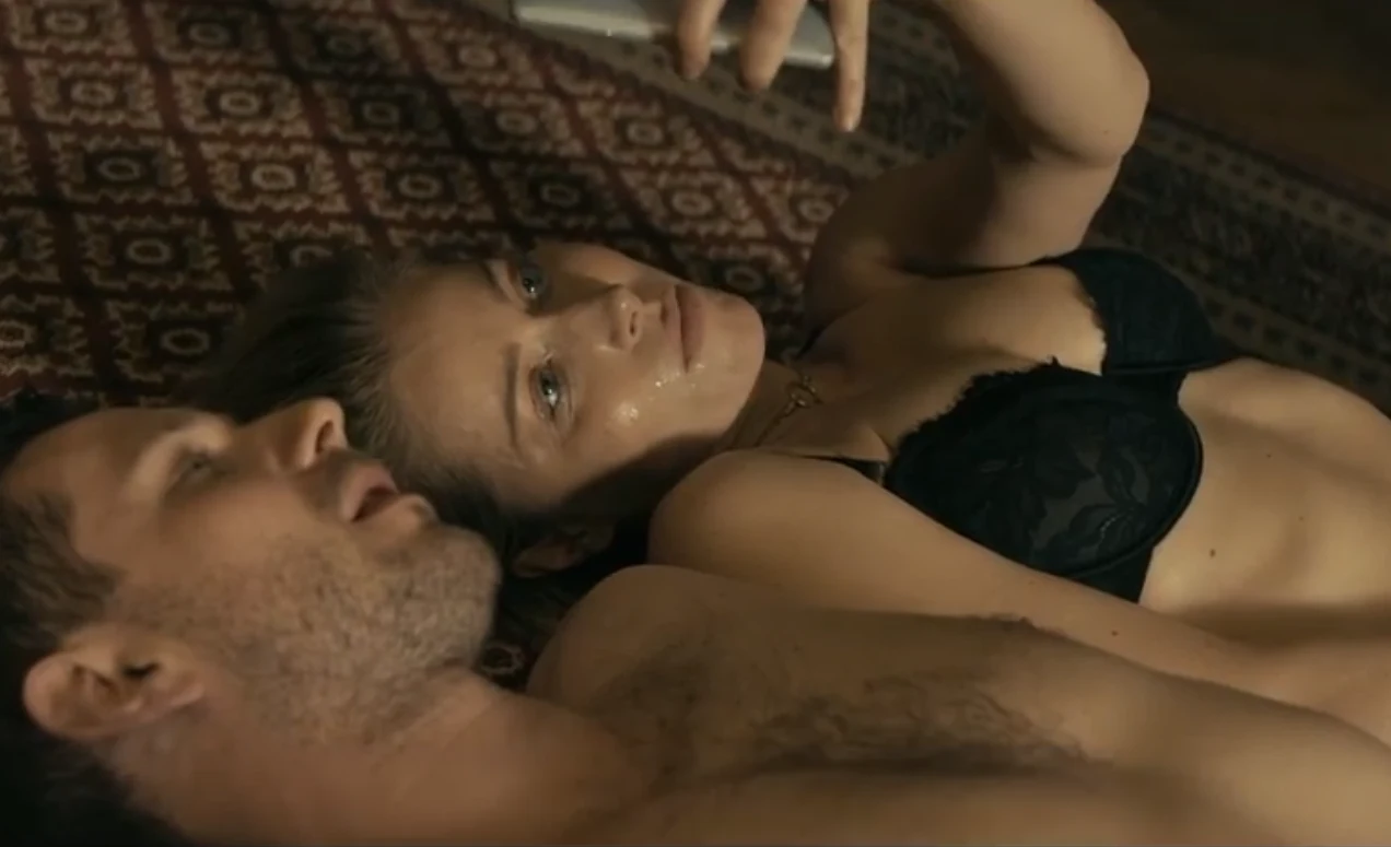 W najnowszym filmie Vegi - wchodzącej na ekrany kin 4 września "Pętli" - Warnke zagrała agentkę ścigającą skorumpowanego policjanta (Antoni Królikowski). W filmie nie zabrakło scen erotycznych, także z udziałem aktorki. Ten erotyzm nie sprowadza się tylko do momentów spełnienia, ale jest w dużej mierze widoczny w każdej ich rozmowie" - tłumaczy Warnke.

Reżyser Patryk Vega przekornie podsumował: "Zawodowi aktorzy twierdzą, że w scenach seksu nie wychodzą poza profesjonalizm. Cóż mogę powiedzieć? Gdyby zawsze tak było, aktorzy grający w filmie nie łączyliby się potem ze sobą w życiu" - Vega nawiązał do sytuacji Warnke i Piotra Stramowskiego, którzy poznali się na planie filmu "W spirali".