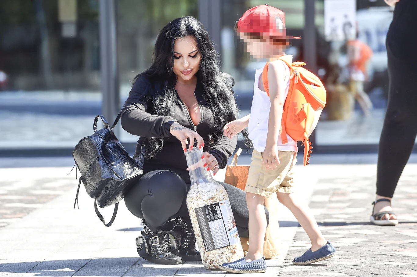 Esmeralda Godlewska na spacerze z synkiem Esmeralda Godlewska na spacerze z synkiem