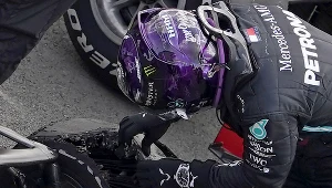 Lewis Hamilton bada oponę przebitą w swoim bolidzie po triumfie w GP Wielkiej Brytanii