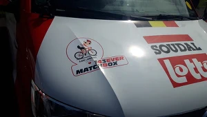 Samochód grupy Lotto Soudal z naklejką upamiętniającą Bjorga Lambrechta