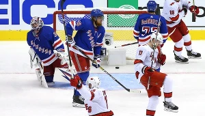 Kadr z meczu Carolina Hurricanes - New York Rangers