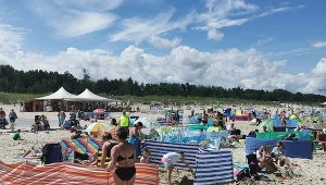 Turyści na plaży w Świnoujściu