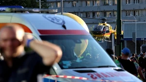 Służby medyczne interweniujące po kraksie na mecie 1. etapu wyścigu kolarskiego 77. Tour de Pologne z Chorzowa do Katowic