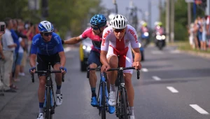 Adrian Kurek (w biało-czerwonej koszulce)