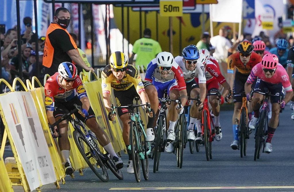 Fabio Jakobsen (pierwszy z lewej), obok Dylan Groenewegen na finiszu inauguracyjnego etapu Tour de Pologne Fabio Jakobsen (pierwszy z lewej), obok Dylan Groenewegen na finiszu inauguracyjnego etapu Tour de Pologne